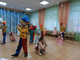 Дети танцуют .