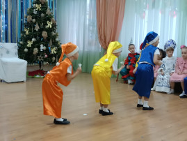 мальчики танцуют танец гномов.