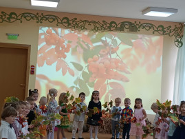 дети поют песню.