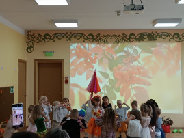 дети играют с зонтиком.